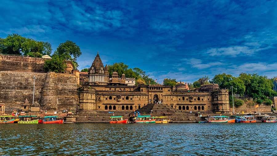 Taxi Booking for Indore to Maheshwar with AC Cars
